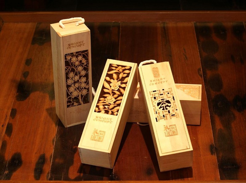 酒桶禮品盒激光打標(biāo)機(jī)讓酒盒變得光彩熠熠