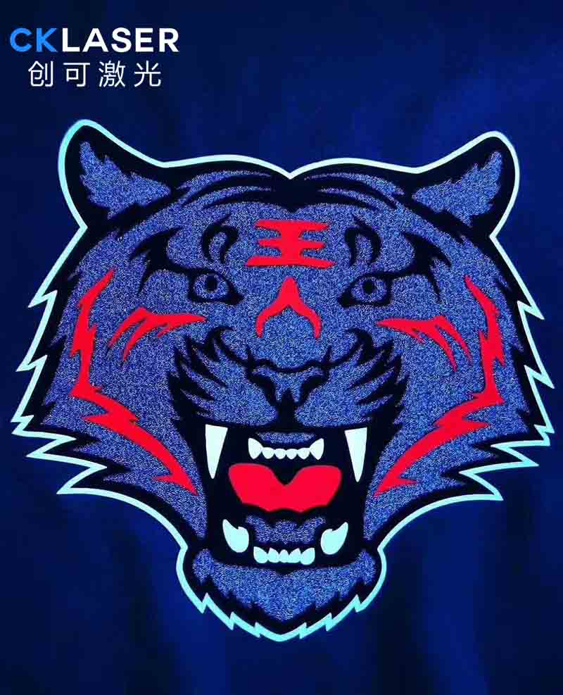 刻字膜激光切割機在品牌服裝上的使用效果圖