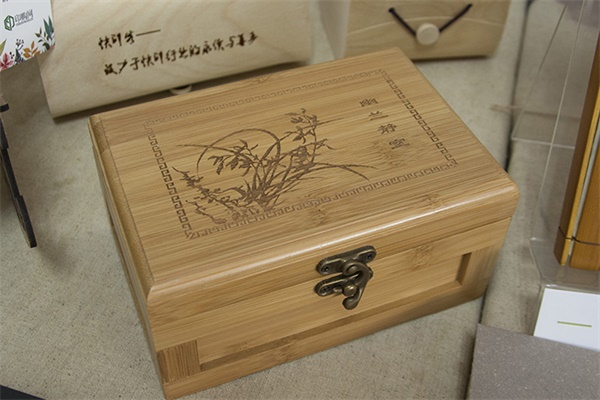 二氧化碳激光打標(biāo)機(jī)可以在木頭、木材上加工嗎